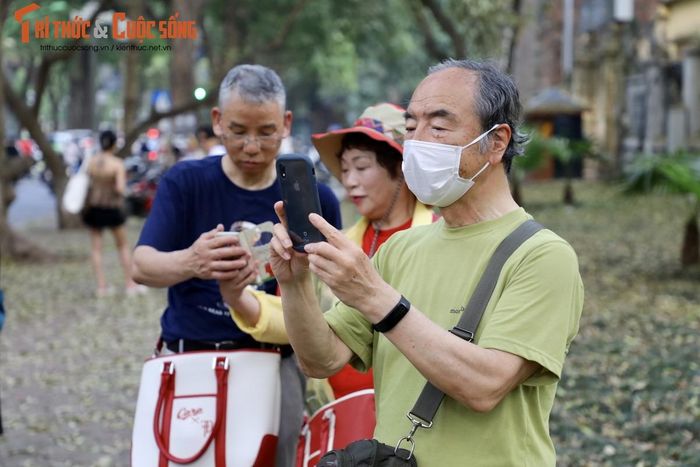 Nhiều du khách nước ngoài tỏ ra thích thú với khung cảnh nơi đây.