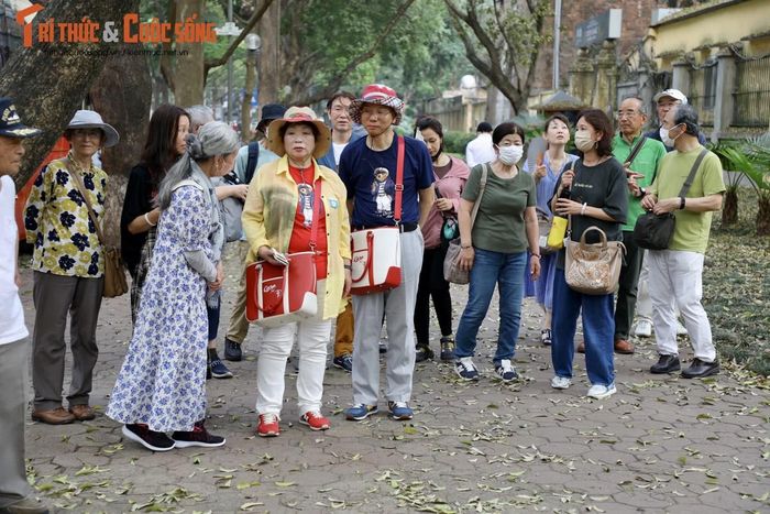 Khung cảnh lãng mạn này còn thu hút đông đảo du khách nước ngoài.