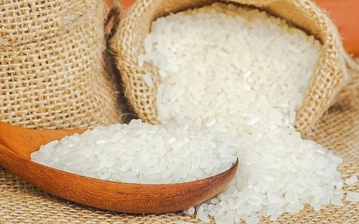 Nếu gạo có ít mọt, bạn chỉ cần cho gạo vào nơi râm mát, thoáng gió để chúng bò ra ngoài.