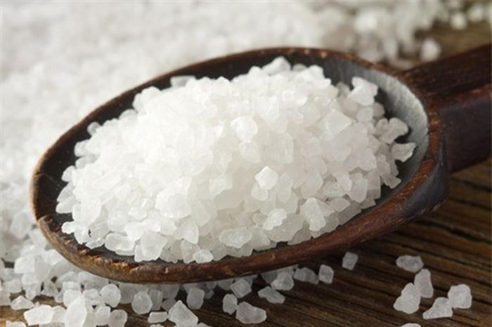 Dùng muối rắc lên gạo cũng mang lại tác dụng đuổi mọt. Chú ý, không nên rắc quá nhiều muối bởi nó khiến gạo nấu lên có vị mặn, dễ ẩm khi muối tan thành nước.