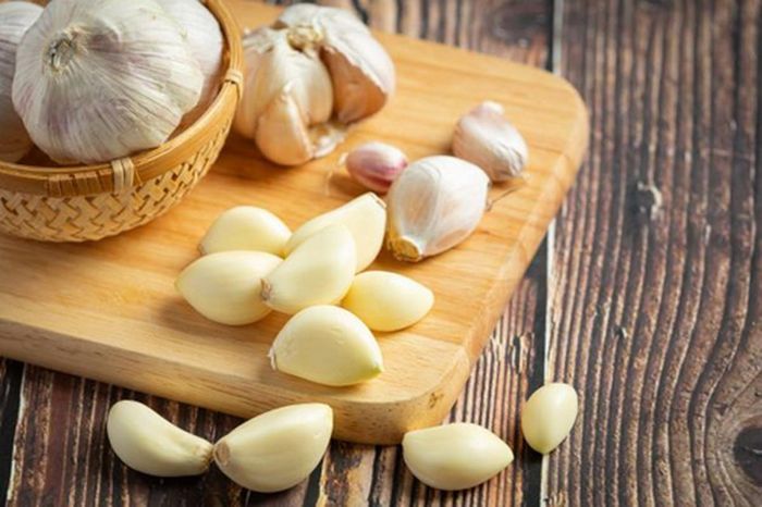 Để loại bỏ mọt gạo, bạn có thể tận dụng các tép tỏi khô, dùng dao đập dập tỏi rồi vùi vào gạo. Mùi tỏi khiến mọt khó chịu, nhanh chóng bỏ đi.