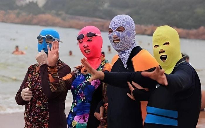 Đa số chị em đều bày tỏ sự đồng cảm với nỗi sợ đen da, và cũng có người chỉ biết "lắc đầu" vì hình ảnh độc lạ này.