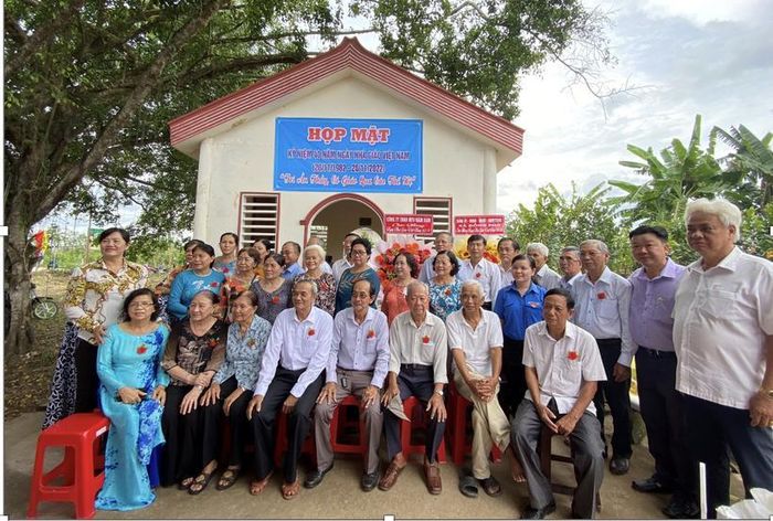 Hằng năm, các thầy, cô giáo đều về đây tưởng nhớ công ơn nhà giáo vượt bom đạn dạy chữ cho trò.