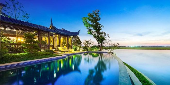  Bể bơi ven hồ có tầm nhìn ngoạn mục ra thành phố Tô Châu phía xa