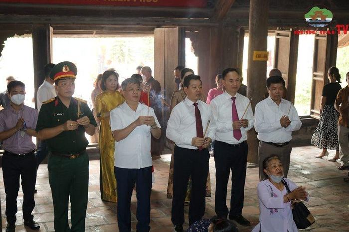 Đại biểu dâng hương tại Chùa Cả khu di tích Quốc gia đặc biệt Chùa Thầy