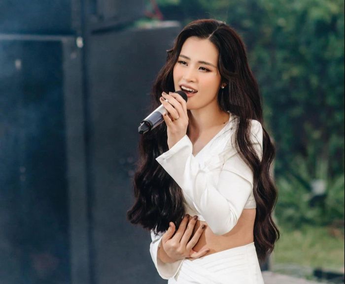 Đông Nhi vẫn miệt mài ra sản phẩm mới.