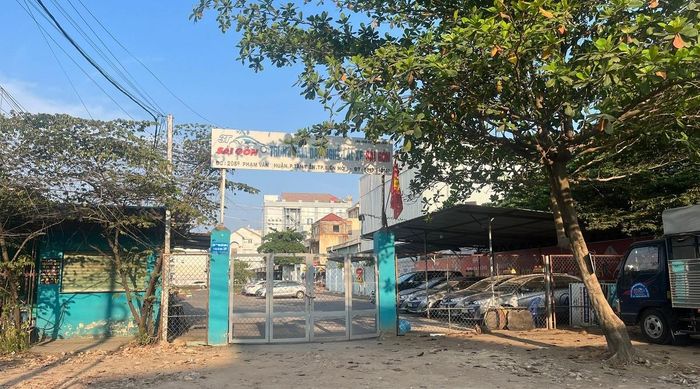 Trụ sở Trung tâm dạy nghề lái xe Sài Gòn đóng cửa sau khi bị khám xét. Ảnh: H.H