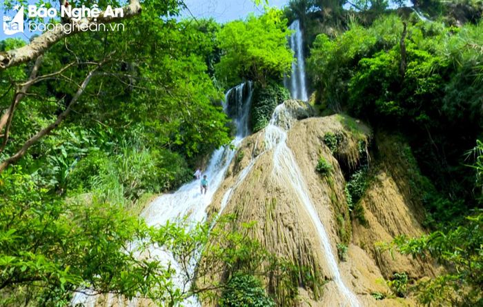 Cách thị trấn Tân Kỳ khoảng 30km, thác Hồng Sơn nằm trong địa phận xã Tân Hợp, huyện Tân Kỳ là một điểm đến không thể bỏ lỡ. Du khách sẽ được chiêm ngưỡng vẻ đẹp kỳ vĩ của dòng thác giữa núi rừng Tây Nghệ An. Ảnh: Cẩm Tú