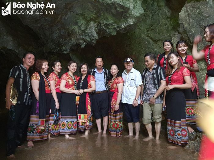 Huyện Tân Kỳ có những dãy núi trùng điệp, những hang động mới lạ. Trong đó, hang Mó tại bản Phẩy Thái Minh (xã Tiên Kỳ, huyện Tân Kỳ) còn giữ nguyên vẹn hiện trạng hệ sinh thái hoang sơ, hùng vĩ do tạo hóa ban tặng. Đây là điểm đến thu hút nhiều du khách trong những năm qua. Ảnh: P.V