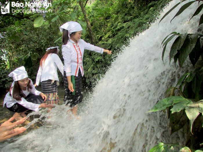 Dòng thác này cao hơn 100m, chảy dài theo triền đá, ngày đêm tuôn những cột nước trắng xóa. Ảnh: Cẩm Tú