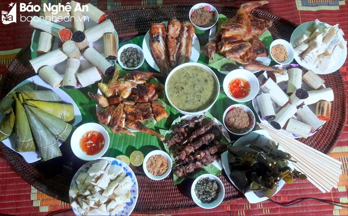  Món cơm lam được bà con kết hợp ăn với món cá, thịt gà nướng và một số món ăn khác như canh bồi, măng đắng, đặc biệt bà con làm món chẻo chấm xôi rất đặc trưng hương vị thiên nhiên núi rừng. Ảnh: Cẩm Tú