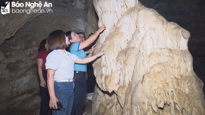 Khám phá du lịch sinh thái, hàng nghìn lượt du khách trong và ngoài huyện đã đến thưởng thức không khí mát lạnh trong những ngày hè và chiêm ngưỡng nét độc đáo, kỳ thú của các khối thạch nhũ muôn hình muôn vẻ tại hang Đình, xã Kỳ Tân, huyện Tân Kỳ. Ảnh: Cẩm Tú
