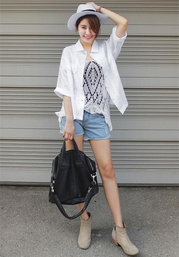 Bên cạnh chiếc áo khoác nhẹ, các bạn cũng nên chuẩn bị cho mình những chiếc quần shorts denim. Ai cũng có thể diện quần shorts denim trong mùa hè, không cần phải e ngại gì cả. Bạn chỉ cần đừng chọn quần shorts quá ngắn, không để lộ mông ra thì tức là đã đạt tiêu chuẩn mặc đẹp của những ngày hè rồi. Quần shorts denim rất dễ phối đồ và đơn giản nhất là khi nó được kết hợp với áo phông trắng, hoặc mặc kèm với áo bơi liền mảnh.