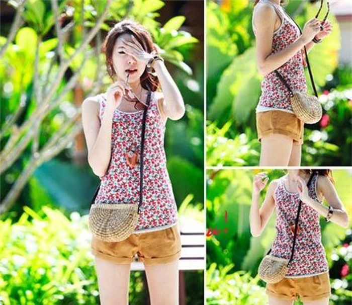 Một chiếc túi vừa đẹp lại đựng được cả thế giới mỗi khi đi lịch chắc chắn chị em nào cũng muốn sở hữu rồi. Khi đi du lịch biển, thay vì chiếc túi vải hay túi da thì túi cói chính là lựa chọn xuất sắc nhất. Một chiếc túi cói có thể đựng được tất cả những thứ đồ mà bạn mong muốn như điện thoại, khẩu trang, kính, mỹ phẩm,...Ngoài ra những chiếc túi cói cũng rất phù hợp với thời trang đi biển, vì vậy sẽ giúp nâng tầm outfit của bạn khi đó.