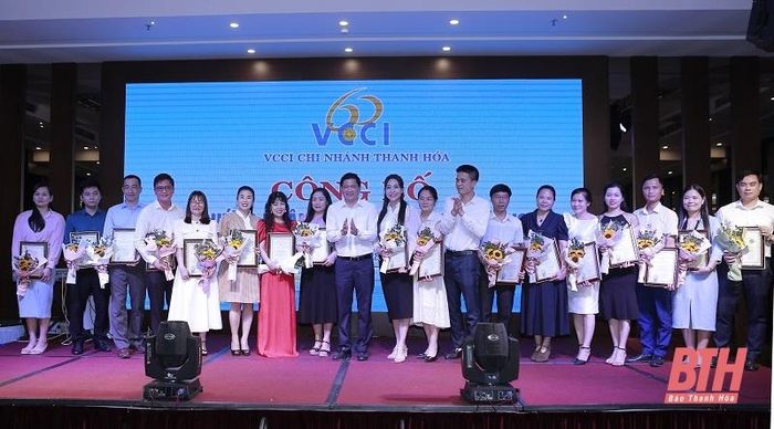Đại diện lãnh đạo VCCI Thanh Hóa trao Giấy chứng nhận hội viên chính thức cho các doanh nghiệp trên địa bàn tỉnh Thanh Hóa.