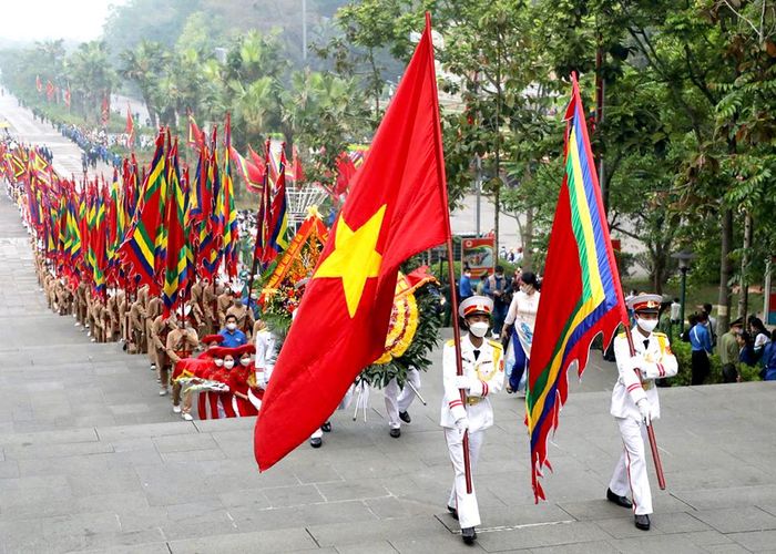 Đoàn hành lễ dâng hương tưởng niệm các Vua Hùng (10-3 âm lịch năm 2022). Ảnh: Báo Phú Thọ