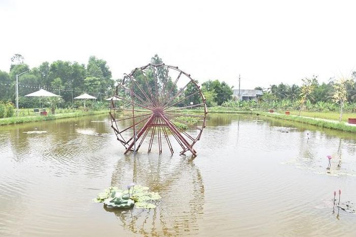 Không gian nhìn ra hồ, đậm chất xanh mát là chỗ tránh nóng lý tưởng trong những ngày hè.