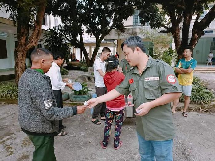Trao nhiều phần quà đến bệnh nhân nghèo.