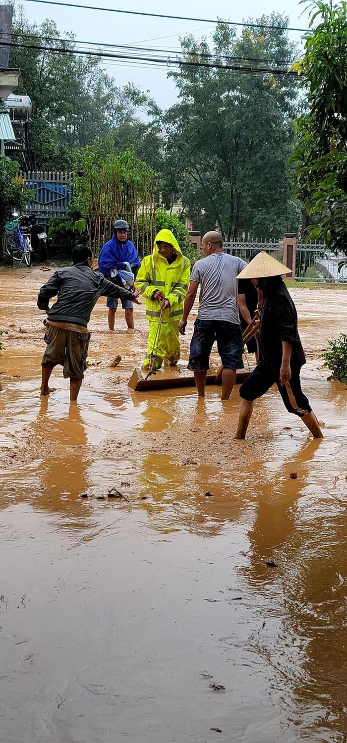 Ngoài cứu nạn, Đội SOS đèo Lò Xo còn hỗ trợ dọn đường do ảnh hưởng của mưa lũ.