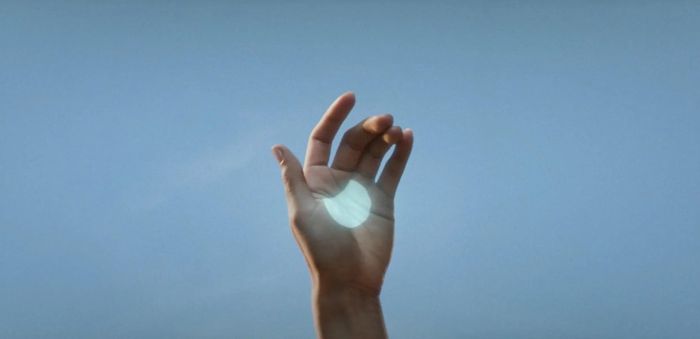 Máy chiếu AI này có thể chiếu lên mọi mặt phản kể cả bàn tay, bàn ghế... Ảnh: Humane.