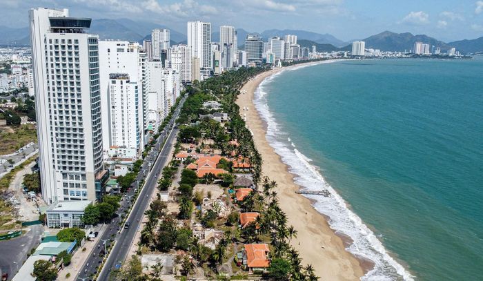  Việc phát triển cơ sở hạ tầng cũng cần được chú ý ở các điểm du lịch biển, đảo. Ảnh: Xuân Hoát. 