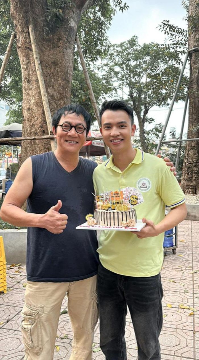 NSƯT Hoàng Hải và cậu con trai "hết nước chấm" ở hậu trường.