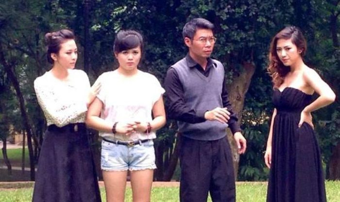 Ông Lâm với ba cô con gái.