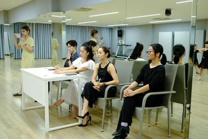 Về bạn nhảy của Phan Hiển là Thu Hương (ngồi cạnh Khánh Thi) cũng đang làm việc tại trung tâm dạy khiêu vũ của vợ chồng Phan Hiển (Ảnh: FBNV)