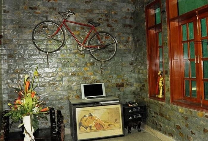 Chiếc xe đạp Ngọc Sơn thường sử dụng đi lại trong những ngày đầu đi hát vất vả được nam danh ca treo trang trọng trên tường. Ảnh: Giadinhxahoi