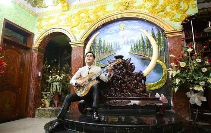 Cách trang trí bên trong căn biệt thự 4 tầng cũng khiến nhiều người ngạc nhiên bởi cũng chẳng ai biết nó thuộc trường phái nào. Ảnh: Giadinhxahoi