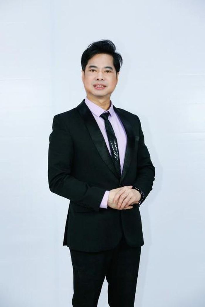 Ngọc Sơn là cái tên quen thuộc trong làng ca nhạc Việt từ thập niên 90. Hơn 30 năm hoạt động nghệ thuật, ở tuổi 54, "Ông hoàng nhạc sến" Ngọc Sơn vẫn duy trì được sức hút riêng. Ảnh: Baotintuc