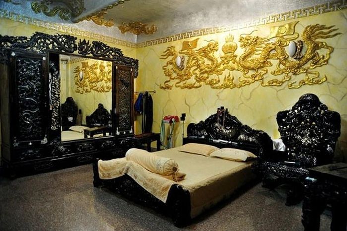 Phòng ngủ với họa tiết rồng trạm trổ ở ngay trên đầu giường, phần lớn đều được dát vàng. Ảnh: Thethaovanhoa