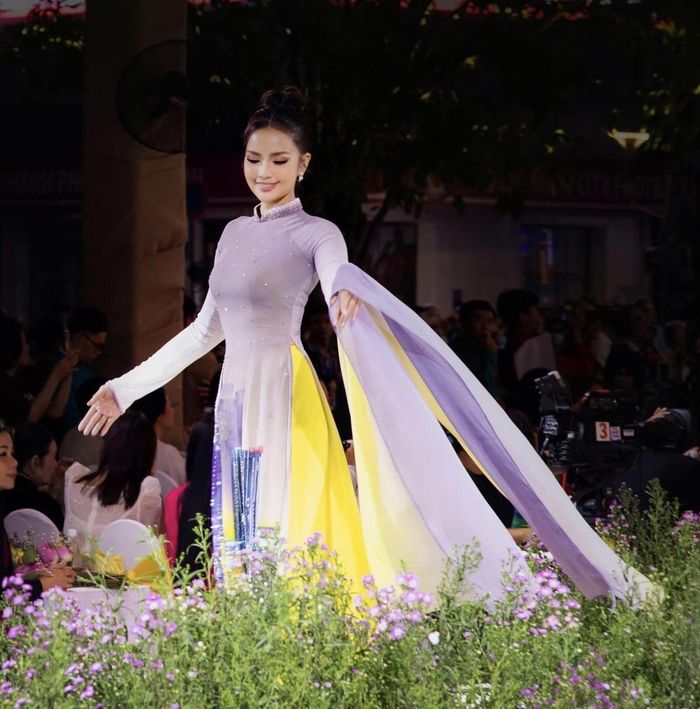 Ngọc Châu trình diễn trong show của NTK Trung Đinh.
