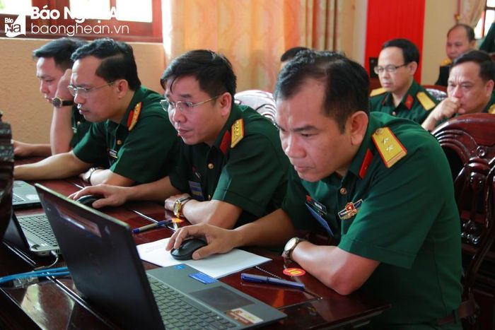Các thí sinh tham gia phần thi trắc nghiệm. Ảnh: Ngân Hạnh