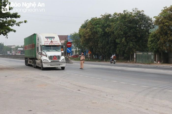 Để phát hiện lái xe sử dụng ma túy, lực lượng CSGT thường xuyên thay đổi thời gian, phương thức hoạt động khi kiểm tra. Ảnh: Đ.C