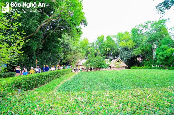 Du khách về tham quan Khu Di tích Quốc gia đặc biệt Kim Liên. Ảnh tư liệu: Đình Tuyên