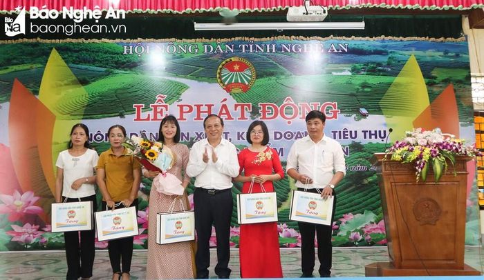 Ra mắt CLB “Nông dân sản xuất nông sản thực phẩm an toàn” xã Thanh Thủy. Ảnh: Thanh Phúc