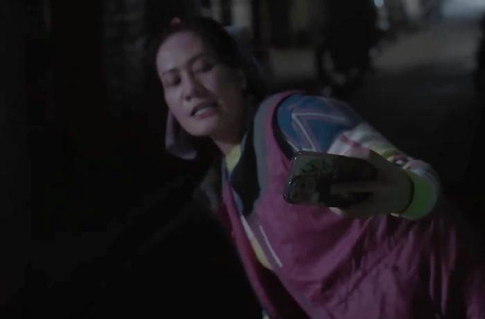Bình đi theo quay clip của Luyến và Nhật.