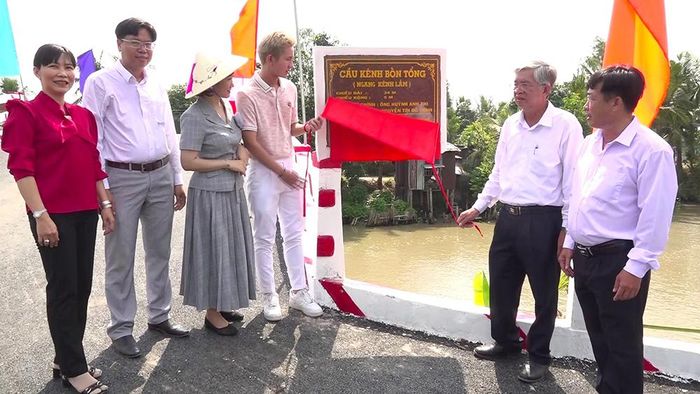 Thực hiện nghi thức khánh thành cầu Kênh Bốn Tổng