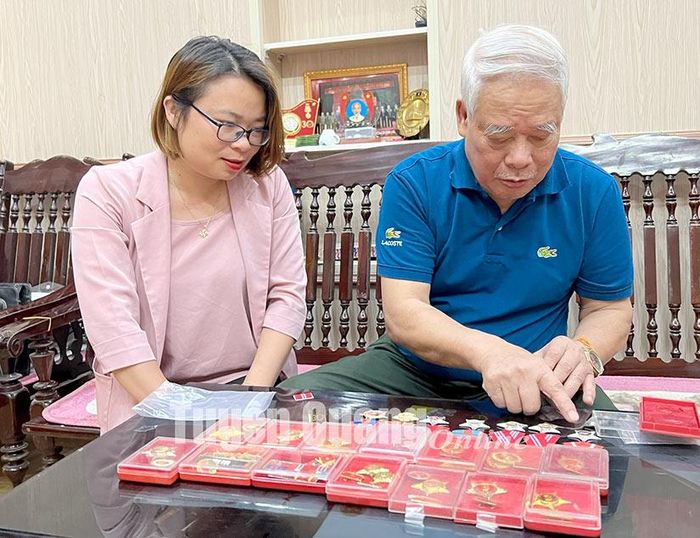 Ông Đào Dần và những huân, huy chương sau những năm quân ngũ.