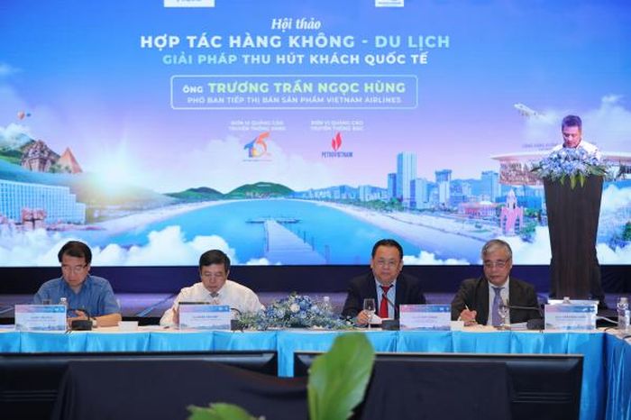 Thứ trưởng Bộ VH-TT&amp;DL Đoàn Văn Việt và Phó Chủ tịch thường trực UBND tỉnh Khánh Hòa (giữa) đồng chủ trì hội thảo.