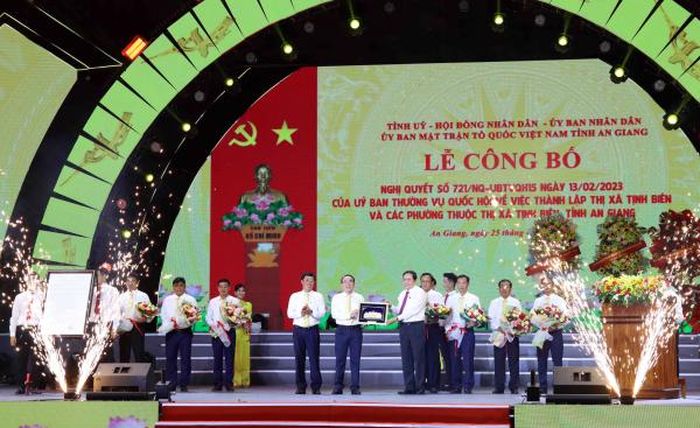Đồng chí Trần Thanh Mẫn, Phó Chủ tịch Thường trực Quốc hội trao quà tặng Thị ủy, HĐND, UBND thị xã Tịnh Biên.