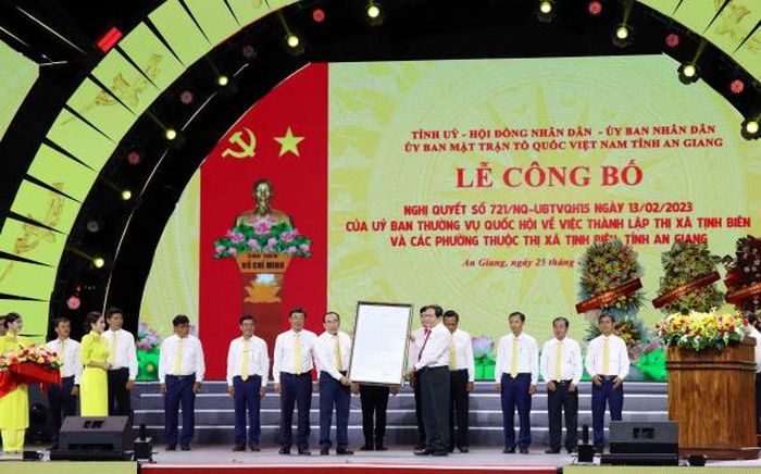 Đồng chí Trần Thanh Mẫn, Phó Chủ tịch Thường trực Quốc hội trao Nghị quyết cho Thị ủy, HĐND, UBND thị xã Tịnh Biên.