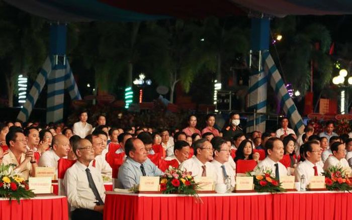 Các đại biểu tham dự buổi lễ.