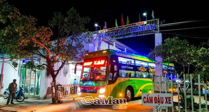 Bến xe, tàu Năm Căn đủ điều kiện đưa đón khách tập trung theo đúng quy định, đảm bảo trật tự ATGT.