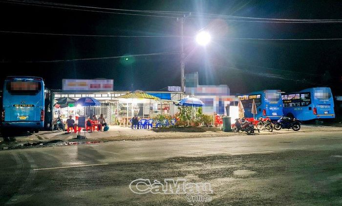 Trạm dừng, đỗ của nhà xe V.T đặt ngay trước Bến xe, tàu Năm Căn.