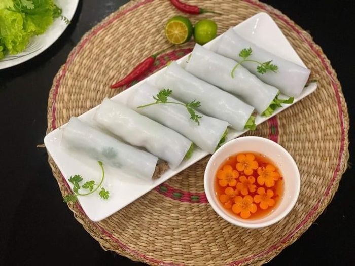 Bước quan trọng nhất khi làm phở cuốn Hà Nội đó chính là chuẩn bị nguyên liệu. 