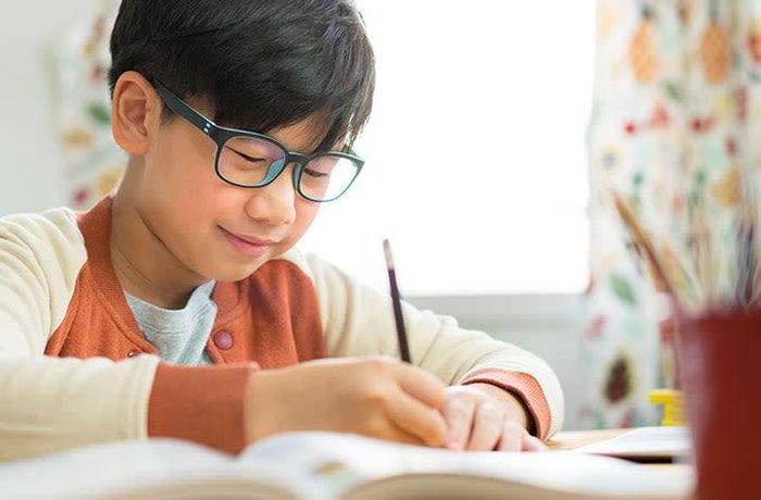 Ngồi học đúng tư thế, lưng thẳng giúp phòng các tật về mắt.