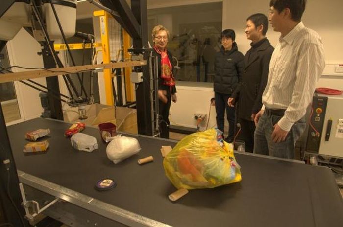 Các nhà khoa học với robot tái chế của họ.