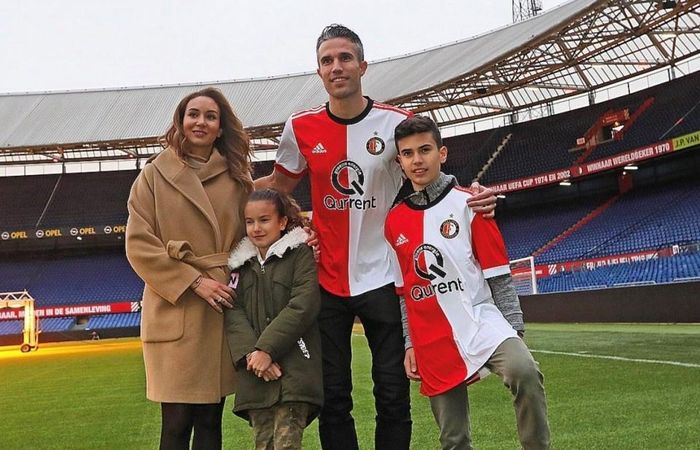Mối quan hệ hôn nhân của Van Persie vẫn bền sau 19 năm.